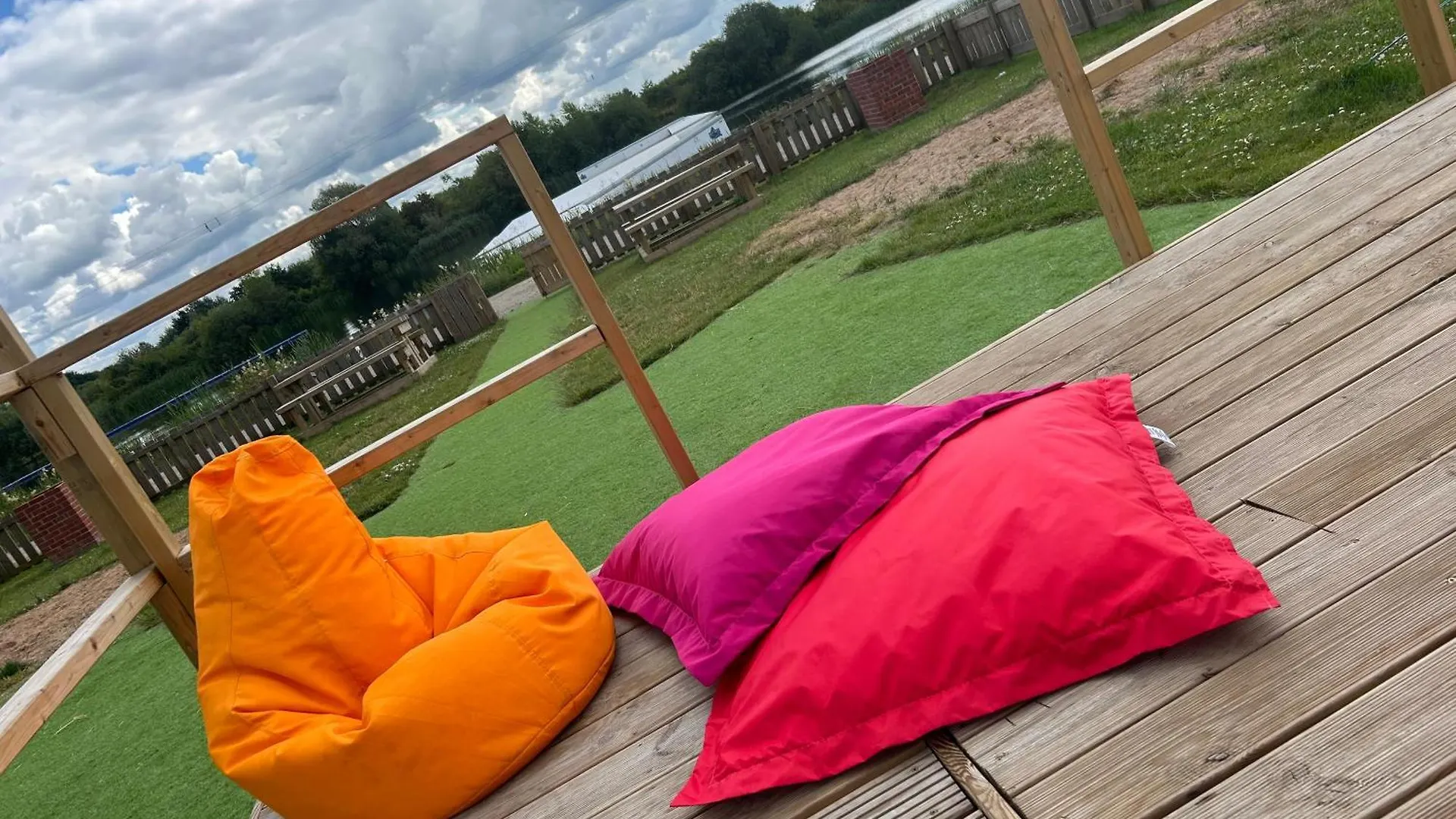 Роскошный шатер Spring Lakes Lake Side Bell Tents Ноттингем Великобритания