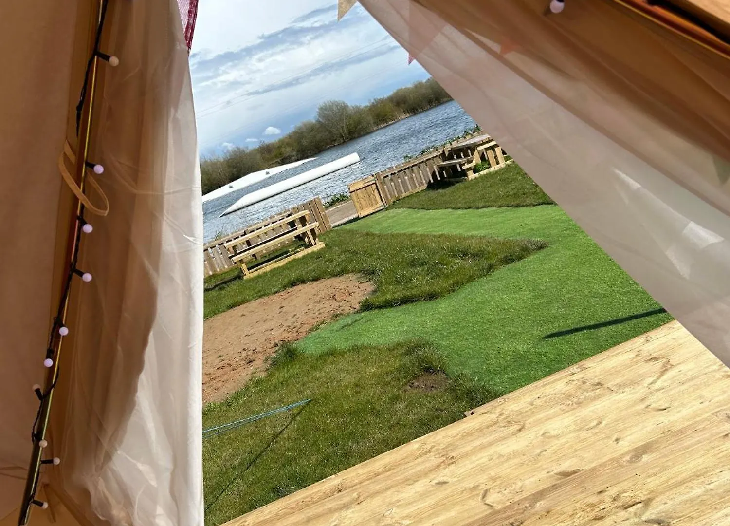 Spring Lakes Lake Side Bell Tents Ноттингем Великобритания